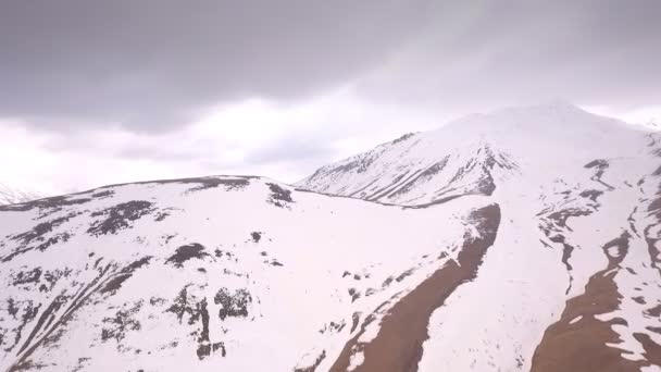Stepantsminda şehir Gürcistan'dan Mount Kazbek görünümü — Stok video