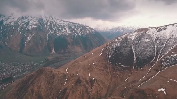 Mount Kazbek pohled z destinaci Stepantsminda města v Gruzii — Stock video