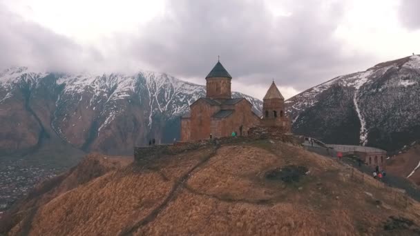 Gergeti kilise. Cminda Sameba. Kazbegi, Stepantsminda. Gürcistan — Stok video