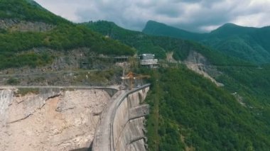 Gürcistan'daki Inguri nehrinde bir hidroelektrik baraj 