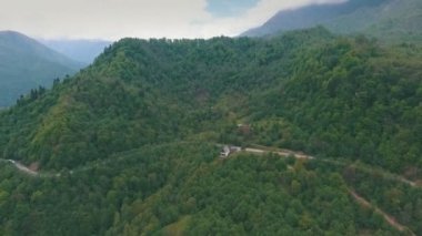 havadan çekim bir dağ yolda seyahat otobüs