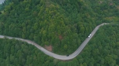 havadan çekim bir dağ yolda seyahat otobüs