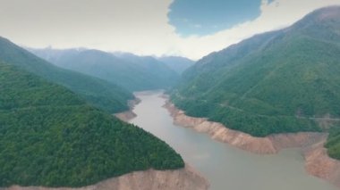 Dolambaçlı yol asfalt nehir, dağ ve nehir manzaralı görünüm