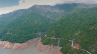 nehir boyunca dağ yolu