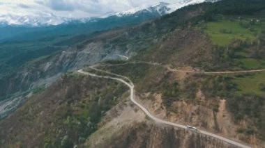 havadan çekim bir dağ yolda seyahat otobüs