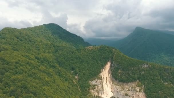 Estrada nas montanhas do Cáucaso no verão, estrada militar georgiana — Vídeo de Stock