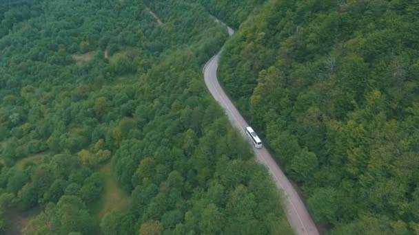 Een bus reizen op een bergweg, uit de lucht geschoten — Stockvideo