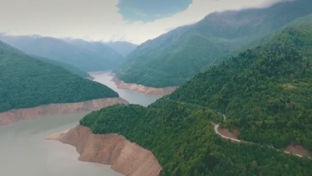 Un bus voyageant sur une route de montagne, montagne, photographie aérienne, prise de vue depuis un copter — Video