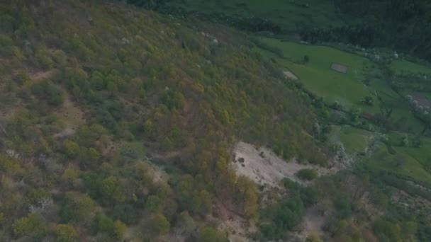 Стрельба с дрона в горах — стоковое видео