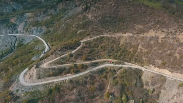 Een bus reizen op een bergweg, uit de lucht geschoten — Stockvideo