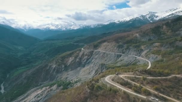 En buss som reser på en bergsväg, skott från luften — Stockvideo