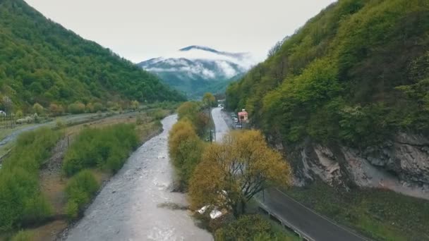 Río de montaña en Georgia — Vídeo de stock