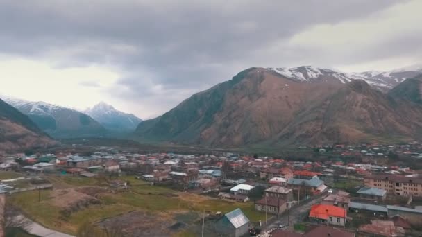 Iglesia cristiana Gergeti cerca de Kazbegi, aldea Stepancminda en Georgia, Cáucaso . — Vídeos de Stock