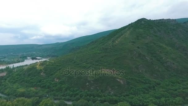 Vista aérea de Mtskheta, Georgia desde el avión no tripulado volador. Mtskheta era la antigua capital de Georgia . — Vídeos de Stock