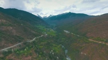 yol virajlı bir dağda seyahat Turist otobüsü