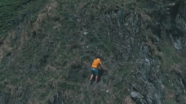 Gezgin tepeye tırmanıyor