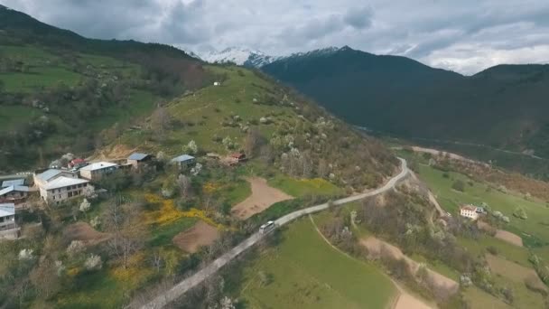 O ônibus com turistas que viajam em uma estrada sinuosa de montanha — Vídeo de Stock