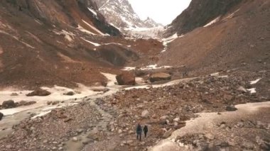 Büyük buzul Chalaadi Mestia şehirde, Svaneti bölgesi, Georgia yakınındaki dağ nehir Adishi kaynak