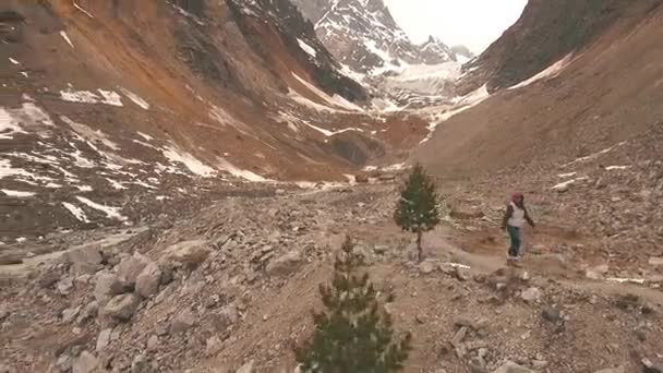 Glacier, prise de vue d'un copter, prise de vue sur le drone, femme voyageur glacier en arrière-plan — Video