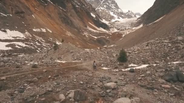 Glaciar, disparado desde un helicóptero, disparando al dron, mujer viajero glaciar en el fondo — Vídeos de Stock