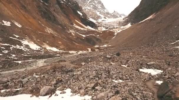 Glaciar, disparado desde un helicóptero, disparando al dron, mujer viajero glaciar en el fondo — Vídeos de Stock