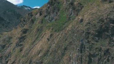 Gezgin tepeye tırmanıyor