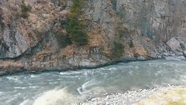 Rio de montanha, atirando com o drone — Vídeo de Stock