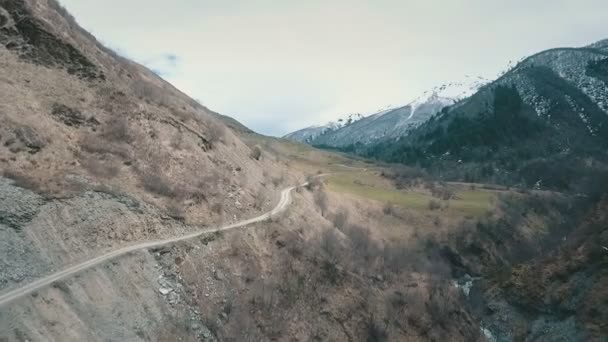 山、ドローンで撮影、背景の山の中の曲がりくねった道 — ストック動画