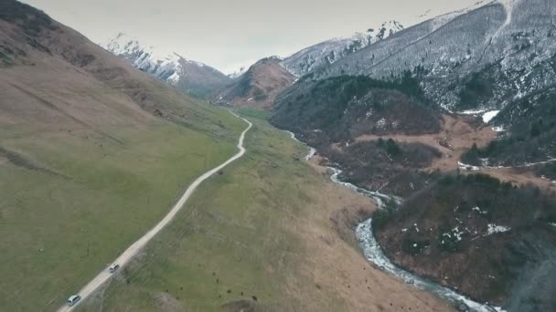 Sinuoso camino en las montañas, montañas en el fondo, disparando con el dron — Vídeo de stock