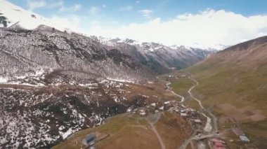 resmini uçak dağlardan