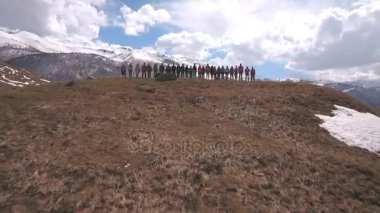 dağlarda gezginlerin grup ellerini yükseltmek