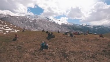 bir dağ ve glacier adlı arayan turist bir grup oturur