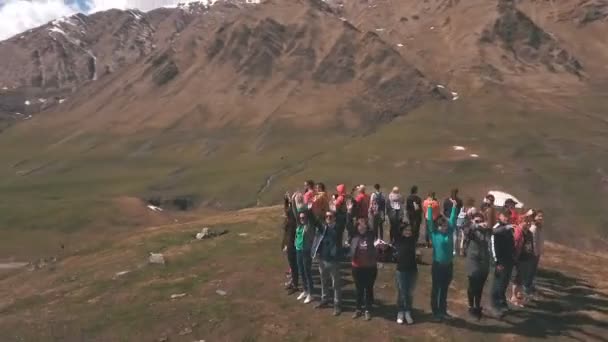 De groep van reizigers in de bergen zijn in de cirkel — Stockvideo