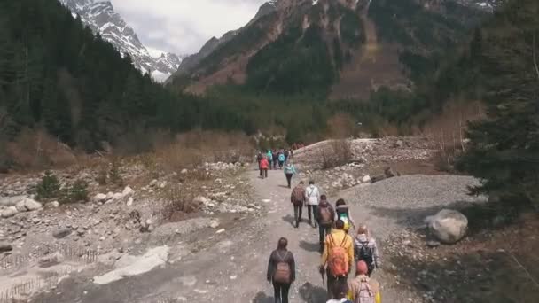 Le groupe de voyageurs marchant le long d'une route de montagne — Video