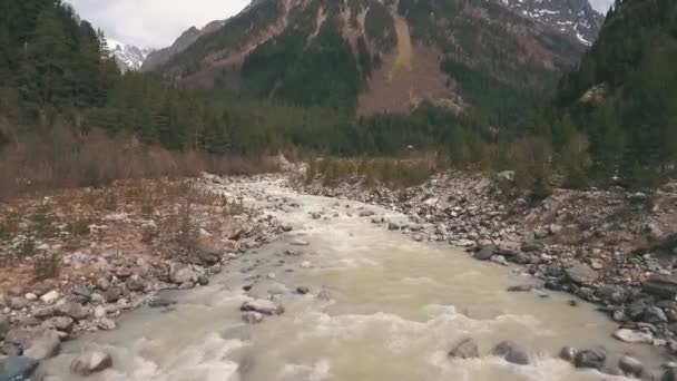 Rio de montanha, atirando com o drone — Vídeo de Stock