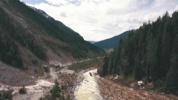 Rio de montanha, atirando com o drone — Vídeo de Stock