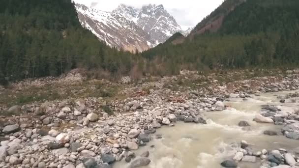 Berg rivier, schieten met de drone — Stockvideo