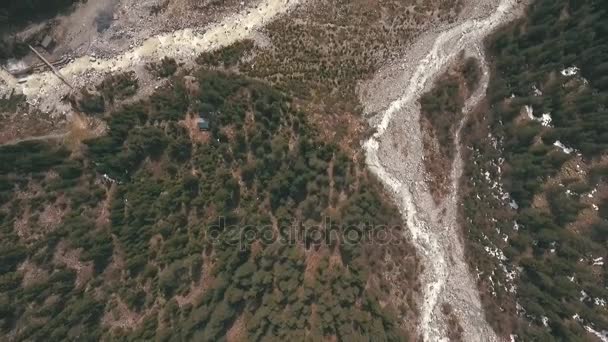 Río de montaña, disparando con el dron — Vídeos de Stock