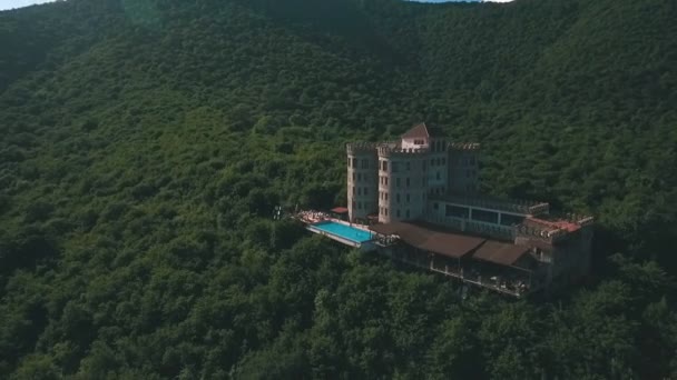 O hotel tem a forma de um castelo — Vídeo de Stock