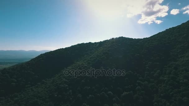 Tiro montañas vista aérea — Vídeos de Stock