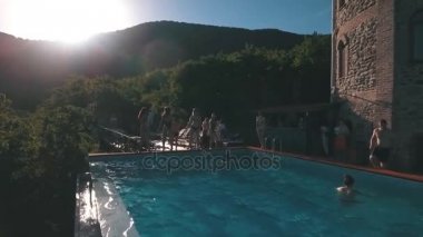 Bir grup mutlu genç yazın tadını çıkarıyor.