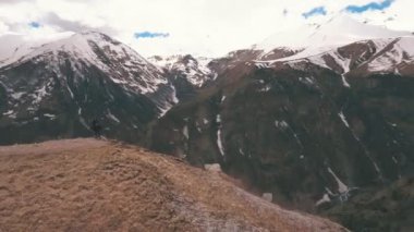Dağlar Gürcistan geçişte çapraz. Caucasus. Rus Gürcü Arch dostluk halkların Sovyetler anıt