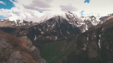 dağ, Rüzgar kenarında duran kadın