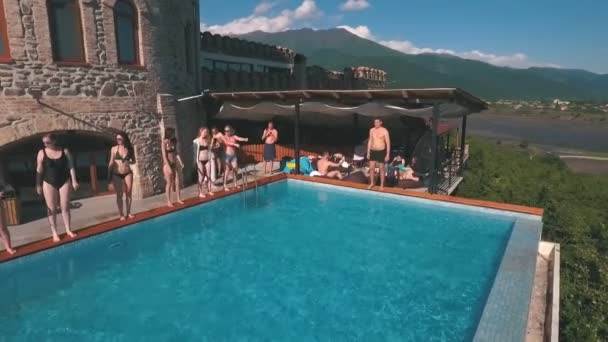 Вечірка біля басейну стрілянина з дроном — стокове відео