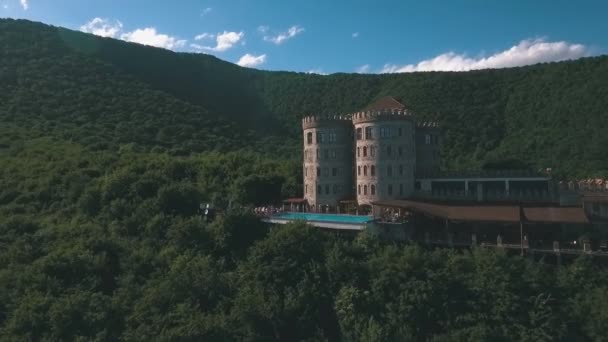 A hotel szállása az alakzatot egy vár, a medence party shooting a drone — Stock videók