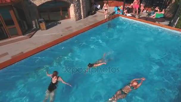 O tiro de festa de piscina com o drone — Vídeo de Stock