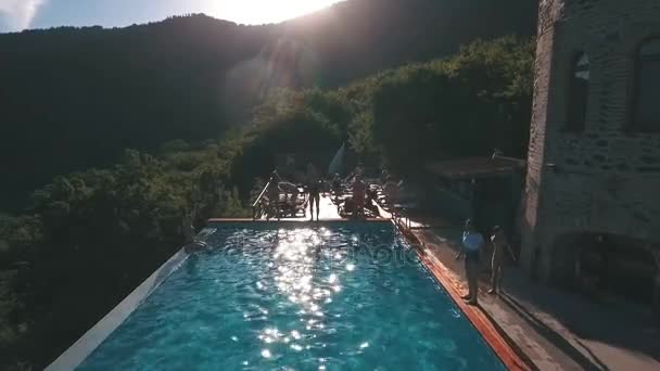 Grupo de jovens felizes desfrutando de verão na piscina — Vídeo de Stock