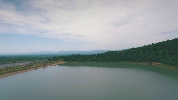 Luchtfoto uitzicht over lake Georgië — Stockvideo