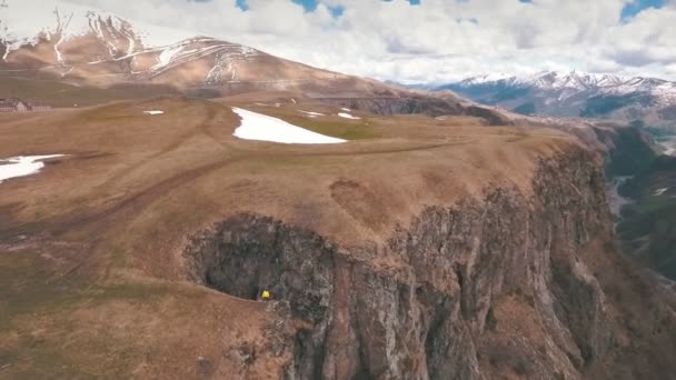 Мандрівник стоїть на краю гори — стокове відео