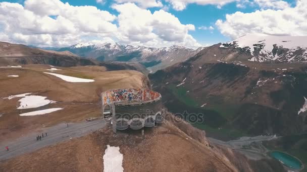 Cross Pass dans les montagnes de Géorgie. Du Caucase. Monument soviétique à l'arche géorgienne russe de l'amitié des peuples — Video